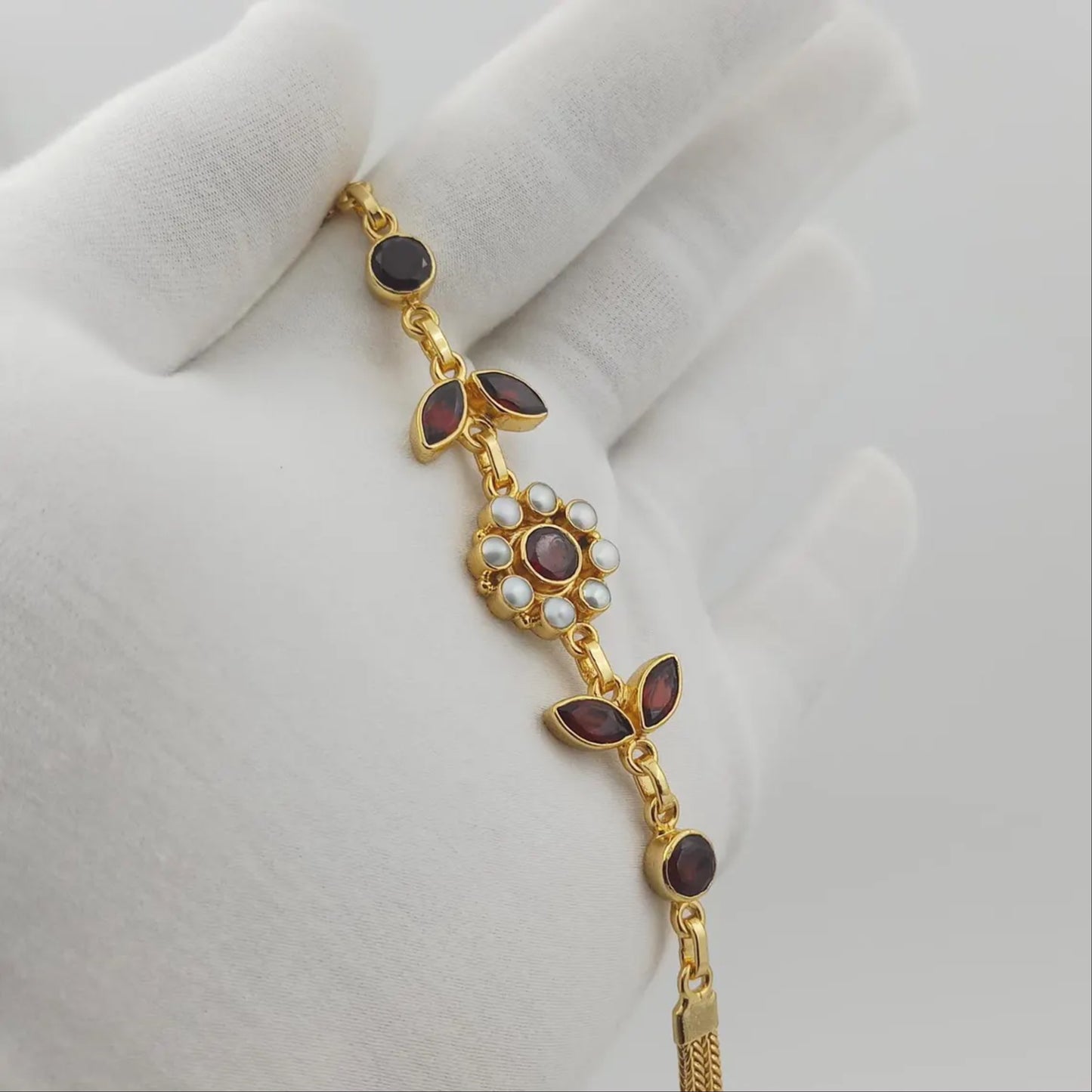 Natural White Pearl and Garnet Bracelet CU21
