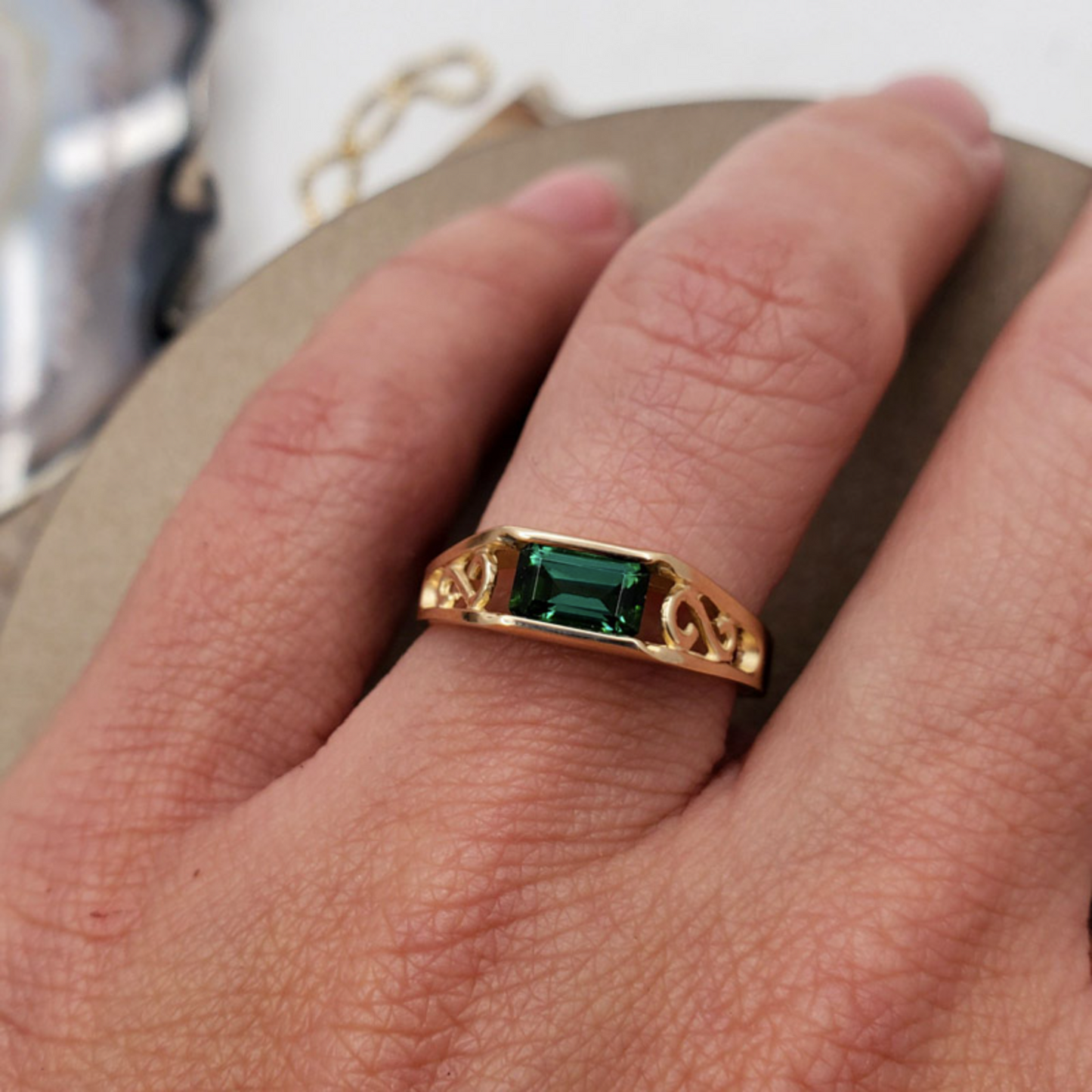 Herrenring aus 14 Karat Gold mit Smaragd - Unendlichkeitsring