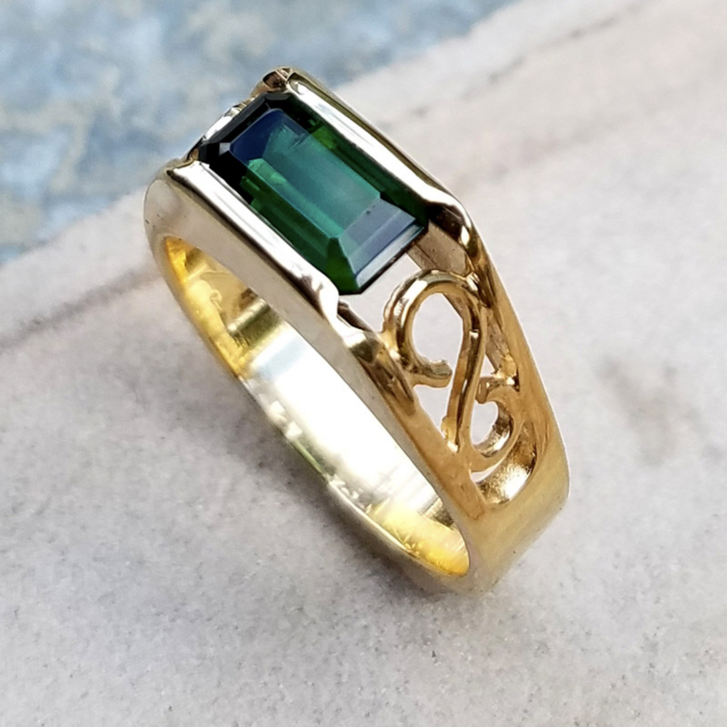 Herrenring aus 14 Karat Gold mit Smaragd - Unendlichkeitsring