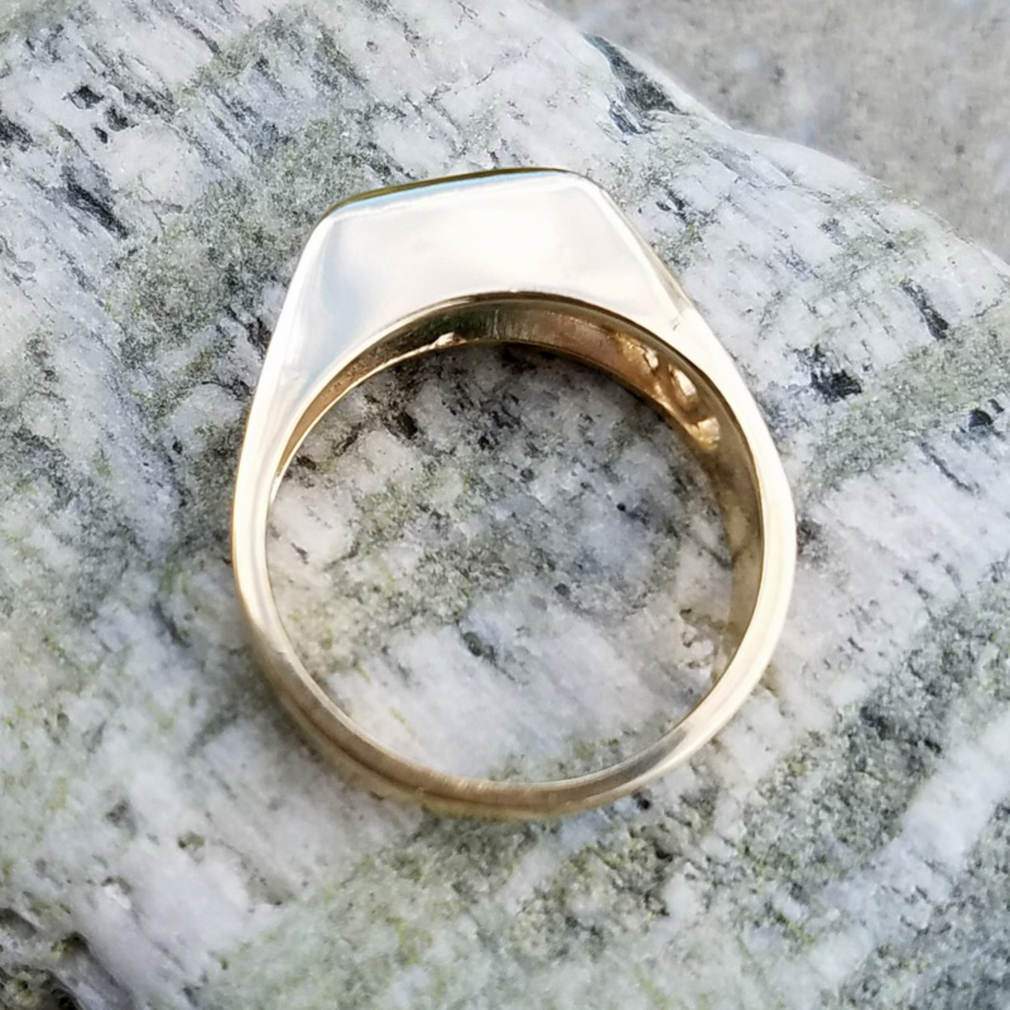 Herrenring aus 14 Karat Gold mit Smaragd - Unendlichkeitsring