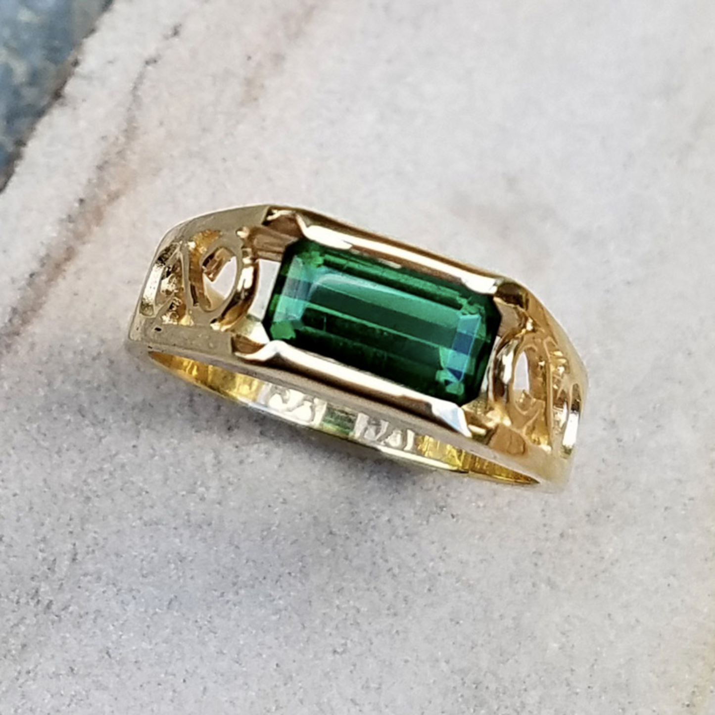 Herrenring aus 14 Karat Gold mit Smaragd - Unendlichkeitsring