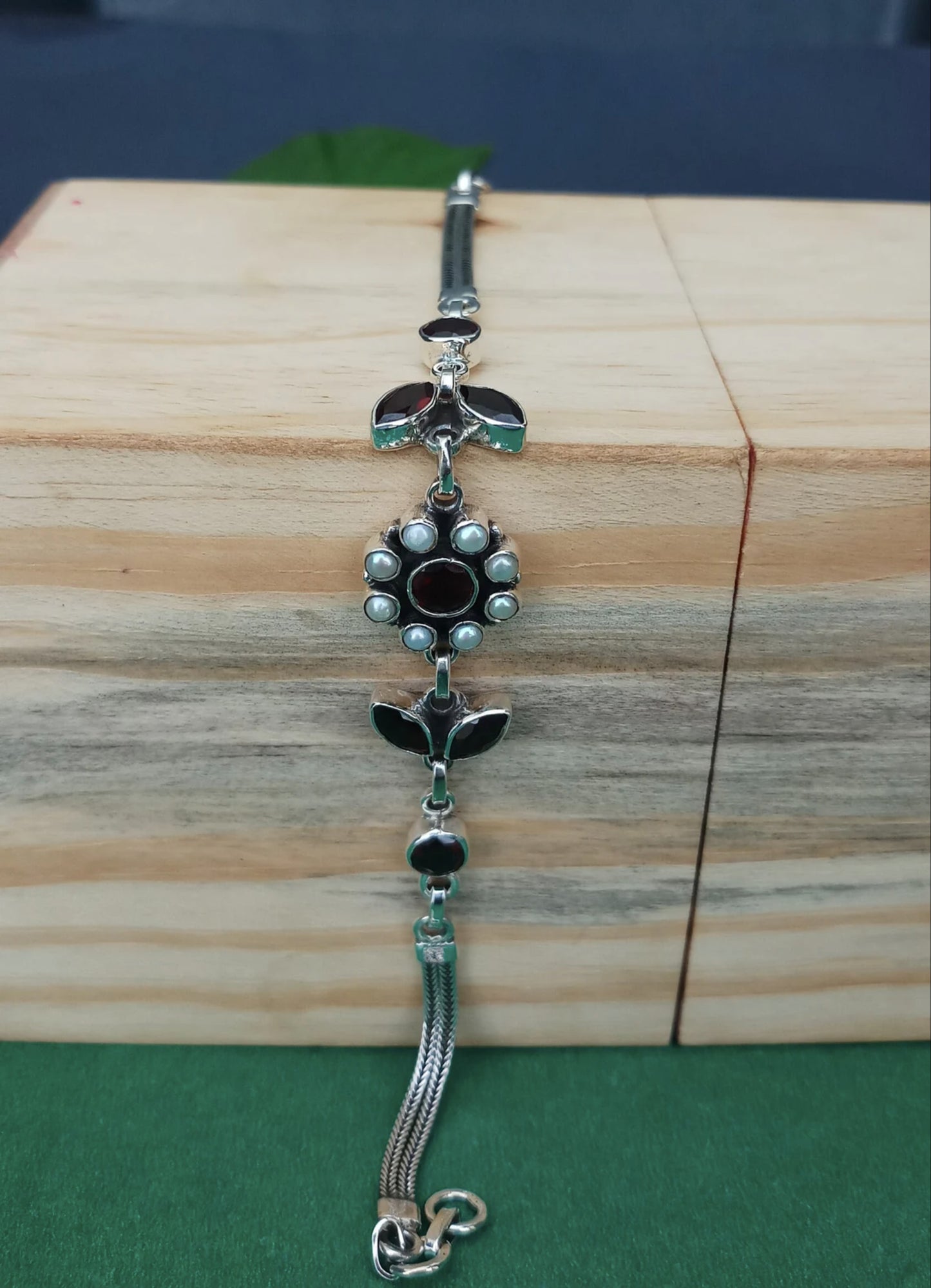 Natural White Pearl and Garnet Bracelet CU21